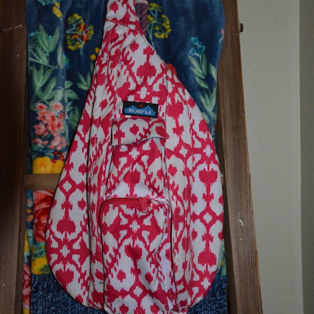Kavu Crossbody Rope Sling Bag Pink/White Ikat pattern